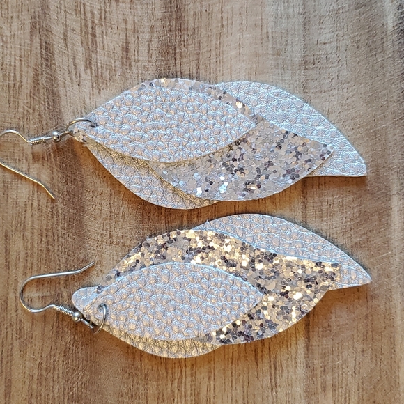 5/$15 2 pairs leather earrings - Picture 2 of 4